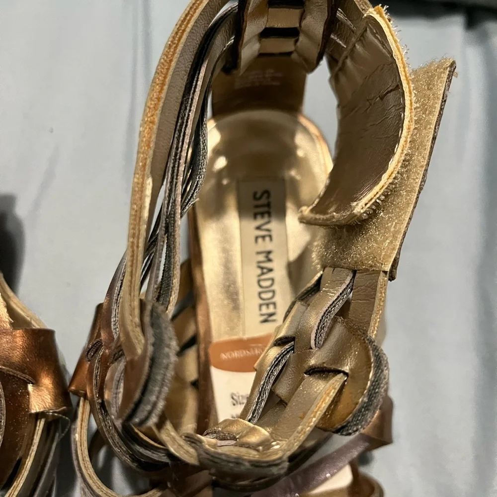 Like new Steve Madden strapy women’s sandals gold silver 6